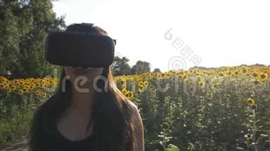年轻女子使用<strong>头戴式</strong>户外显示器。 玩游戏使用VR<strong>头</strong>盔智能手机。